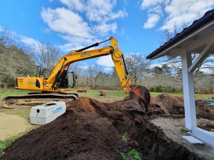 Nous nivelons les terrains pour construire sur des fondations stables.